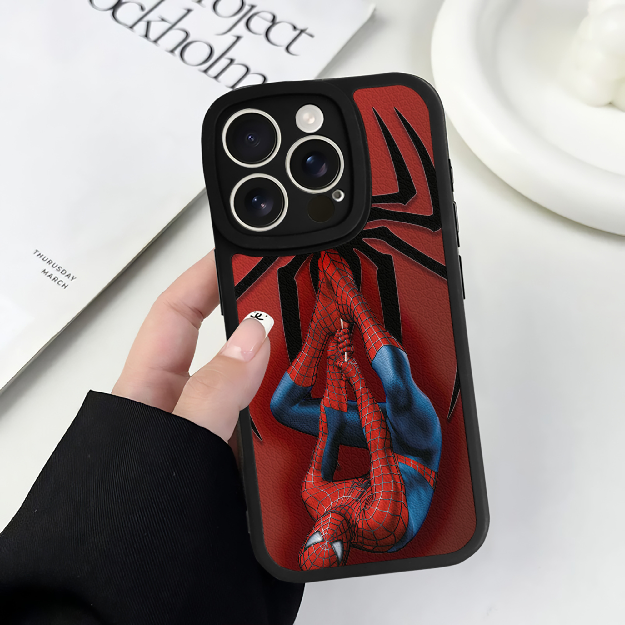 （画像用） Spider Man スパイダーマン 【iPhone 16シリーズ対応】シリコンスマホケース（レザー調） 材質：シリコン
